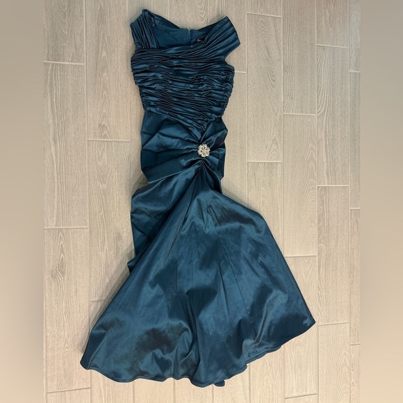 Tadashi Shoji Dresses & Skirts - TADASHI SHOJI Iridescent Teal Ruched Formal Gown With Brooch Accent Size 8P